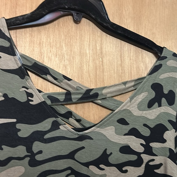 Rock and Republic long sleeved camouflage printed T-shirt. Size XXL. - Picture 4 of 7